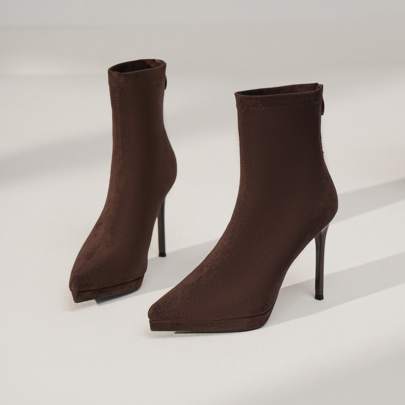 Escarpins noirs élégants en daim à talons aiguilles et plateau_voghion.com