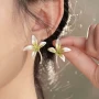撞色新款白绿立体耳环