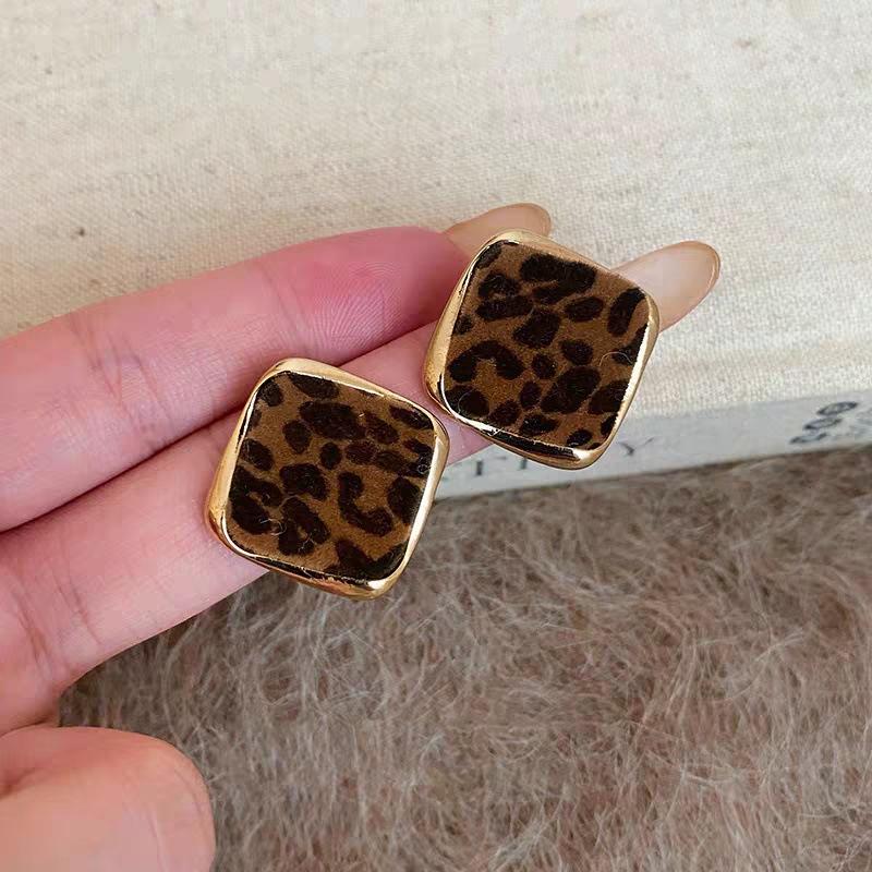 Autumn and Winter Retro Velvet Leopard Print Earrings 2026 New Popular Earrings for Women with a High-End Feel, Unique and Beautiful, Trendy Girl Ear Accessories