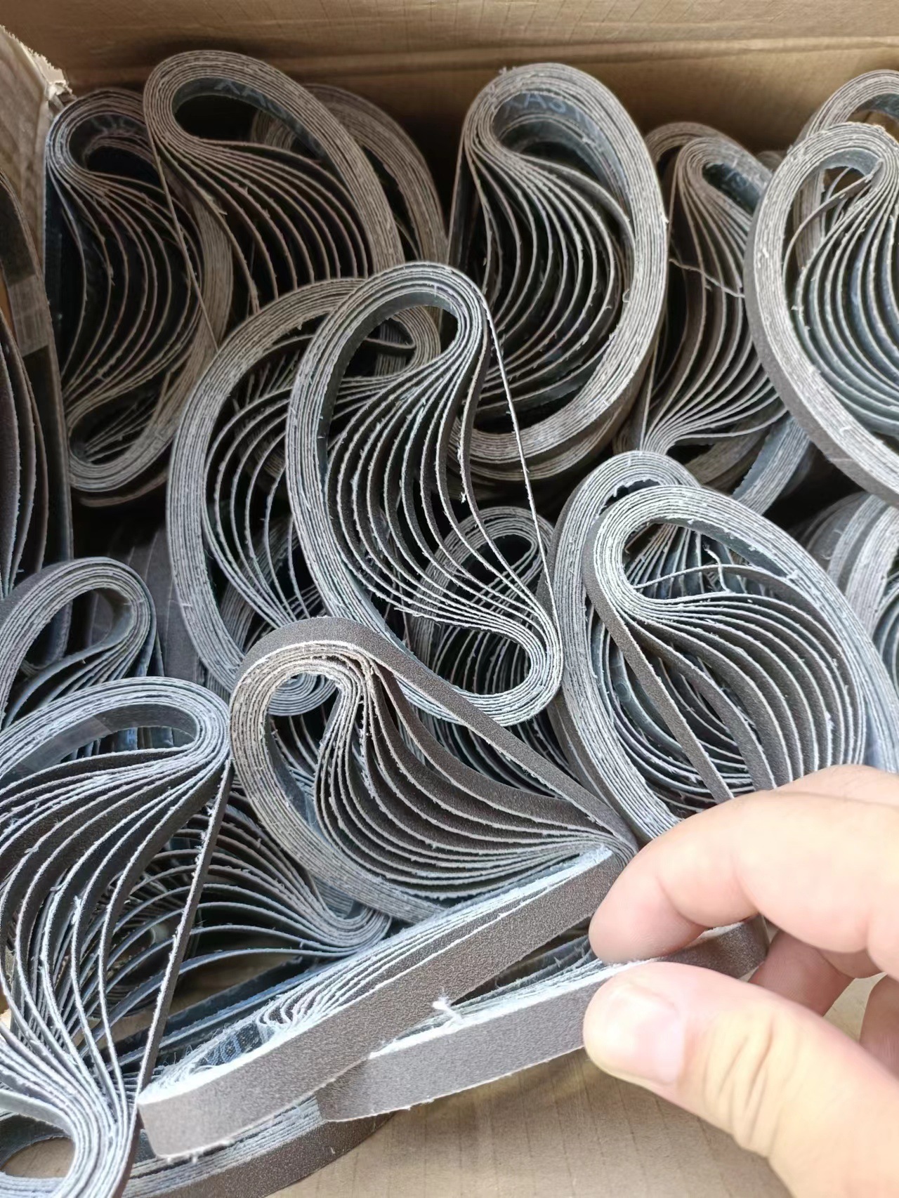 Lijadora de cinturón neumática pequeña 330X10 pequeña Lijadora de cinturón 520 X20 Cinturón de pulido de metal