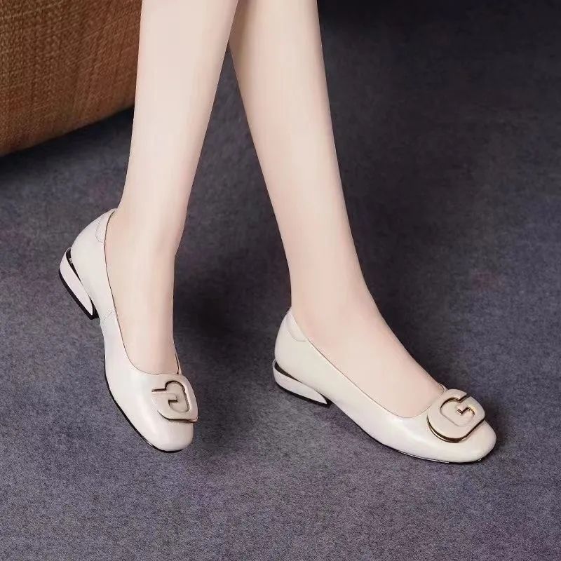 2026 primavera y otoño nuevos zapatos de mujer madre zapatos de una sola sola mujer cómodos zapatos de cuero universal zapatos de frijoles de cabeza redonda poco profundos