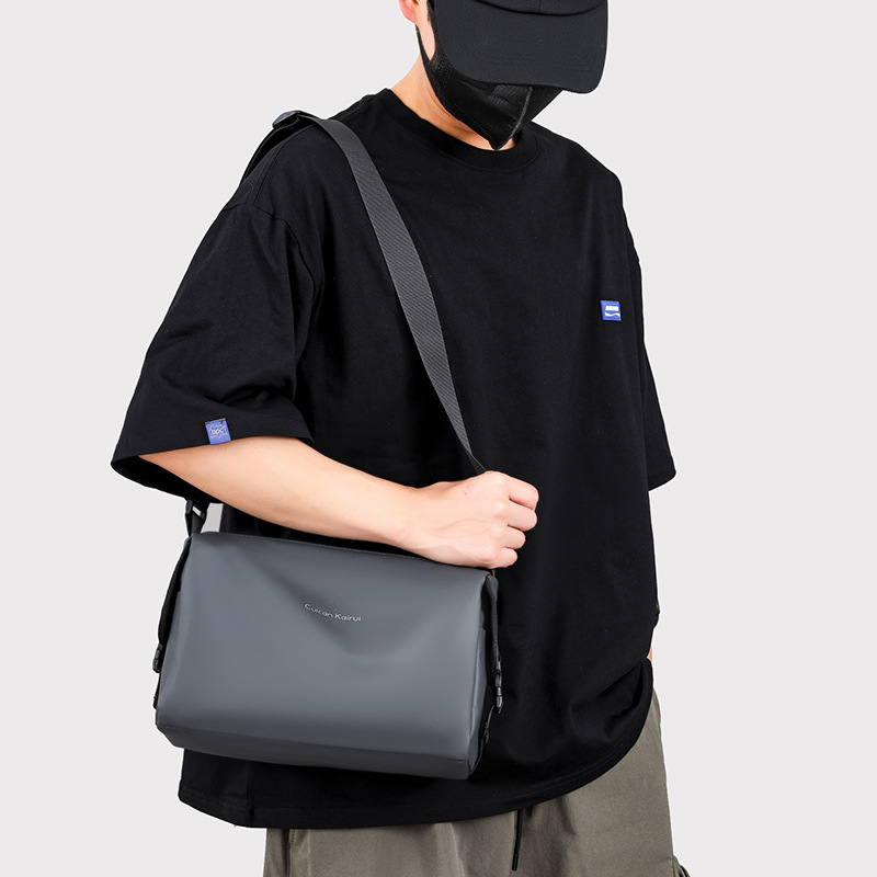 Bolso bandolera de película de cuero impermeable para hombre al por mayor transfronterizo, bolso de hombro de viaje al aire libre de gran capacidad de negocios simples, marea