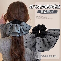 フランス式の超巨大な格子縞のスカートは大腸の輪の女性の気質を並べて低い馬尾の頭の花を刺します。