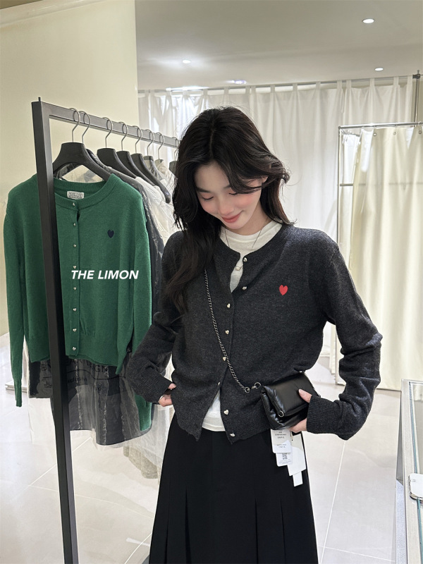 THE LIMON柠檬绿茶2025冬季经典休闲减龄爱心刺绣针织开衫上衣女|undefined
