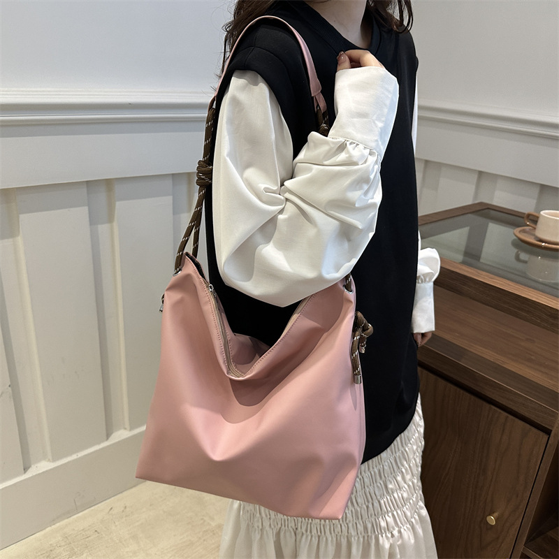 Bolso de mujer 2024 invierno nuevo bolso de alta calidad de gran capacidad bolso de hombro de moda este año popular bolso casual universal