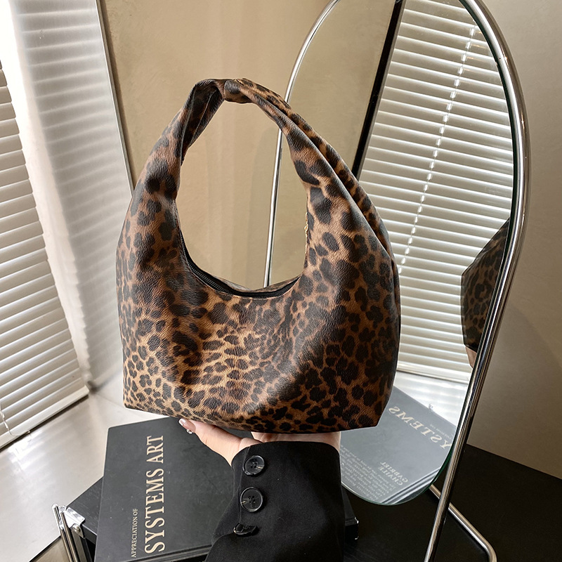 Este año, la popularidad de la bolsa de media luna de leopardo, otoño y invierno, nuevo bolso de mano, bolso para mujeres, otoño y invierno, 2024 tendencia de moda, bolso de brazo.