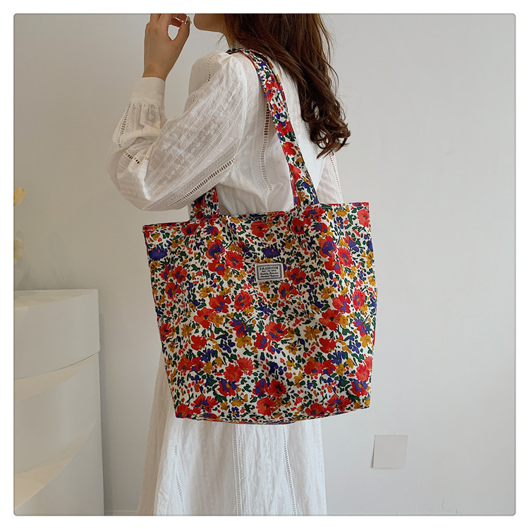 The large-capacity single-shoulder bag for student commuting is a bestseller in early spring. The Korean-style fresh and simple floral fabric bag is a versatile tote bag undefined