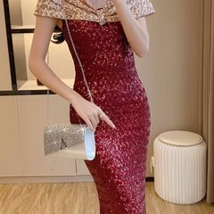 国境を越えた欧米の晩餐会はキラキラ光る片手を持って結婚式の花嫁を包んでパーティーを包みます。