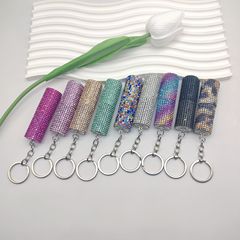 アマゾンの起爆ファッションミニ5mlにドリルを入れて香水瓶のキーホルダーを分けます。