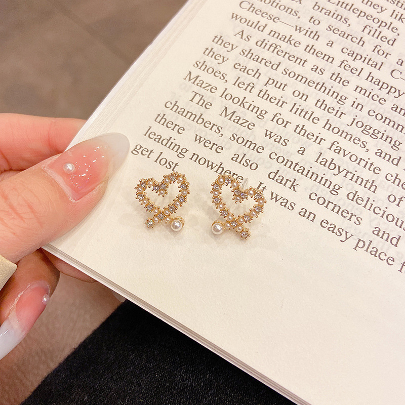 Pendientes transfronterizos, pendientes de metal de alta calidad, pendientes de 2025 nuevos pernos de moda, temperamento ligero y lujoso, pendientes de atmósfera