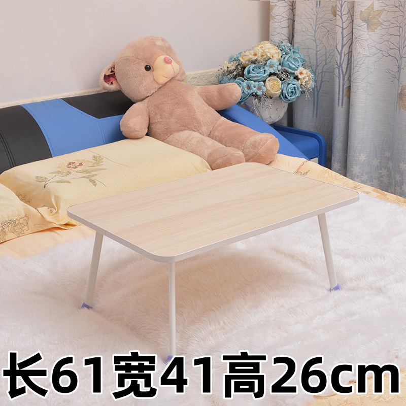 金連達のベッドの上で小さい机のノートパソコンの机を畳みます。|undefined