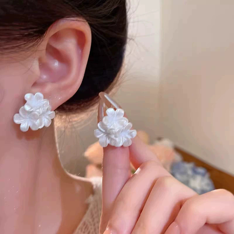 2026 viento falso sensación de atmósfera super inmortal pendientes de flores de malla temperamento suave de chiffon para mujeres pendientes