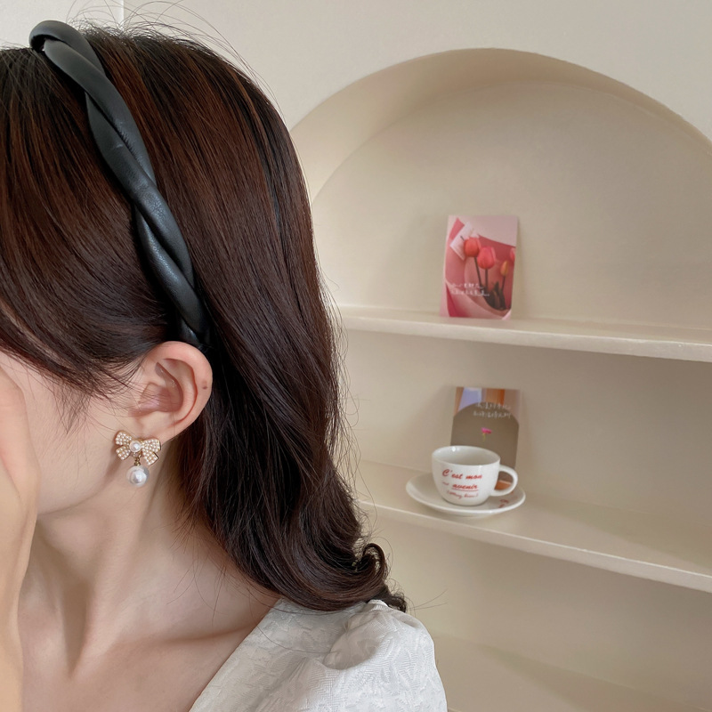 帮手主图-带齿防滑麻花皮革发箍女洗脸发捆百搭外出压发头箍夏季