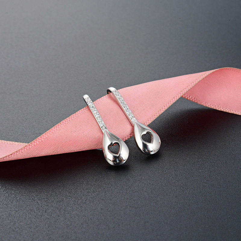 Accesorios elegantes huecos en forma de corazón para mujer estilo japonés y coreano s925 pendientes de plata incrustados en diamantes pendientes de diseño creativo transfronterizo