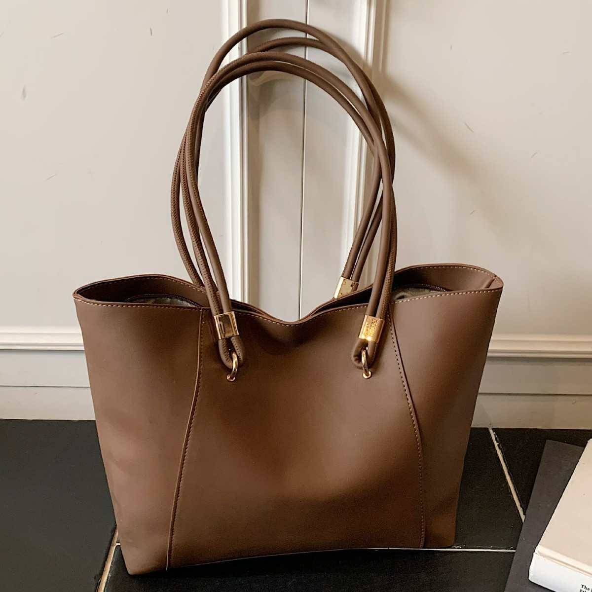Retro Women's Shoulder Bag Large Capacity Commuter Tote Handbag_voghion.com