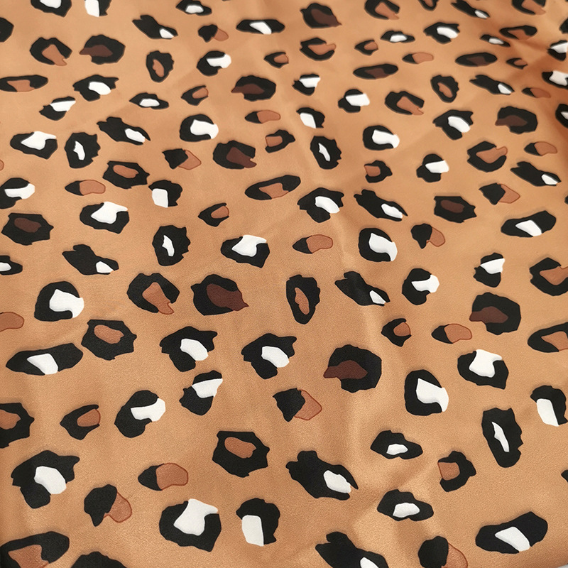 Inventario de tela de seda impresa de leopardo, ropa de dormir, sombrero de baño, ropa de mujer, almohada, tela impresa