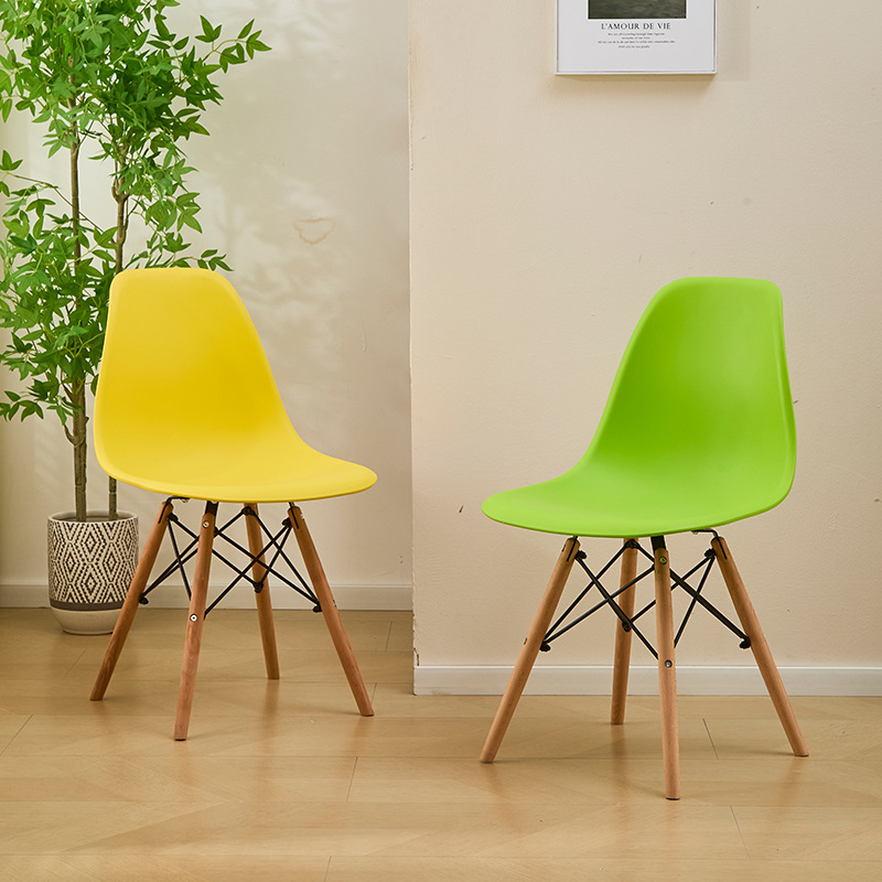 Sillas de plástico de piernas de madera de color sillas de comedor de estilo simple sillas de comedor de restaurantes hoteles sillas de conversación de relajación fabricantes