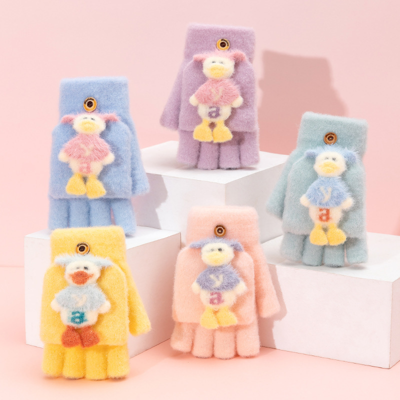 メーカーはかわいいアニメのカバーを提供しています。|undefined
