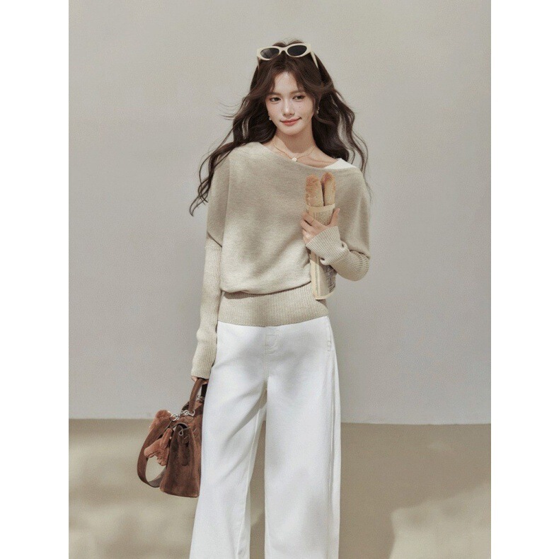 Miss Ouyang Xi's gorgeous early autumn outfit: a knitted sweater paired with a loose, off-shoulder top for autumn Miss Ouyang Xi's gorgeous early autumn outfit: a knitted sweater paired with a loose, off-shoulder top for autumn