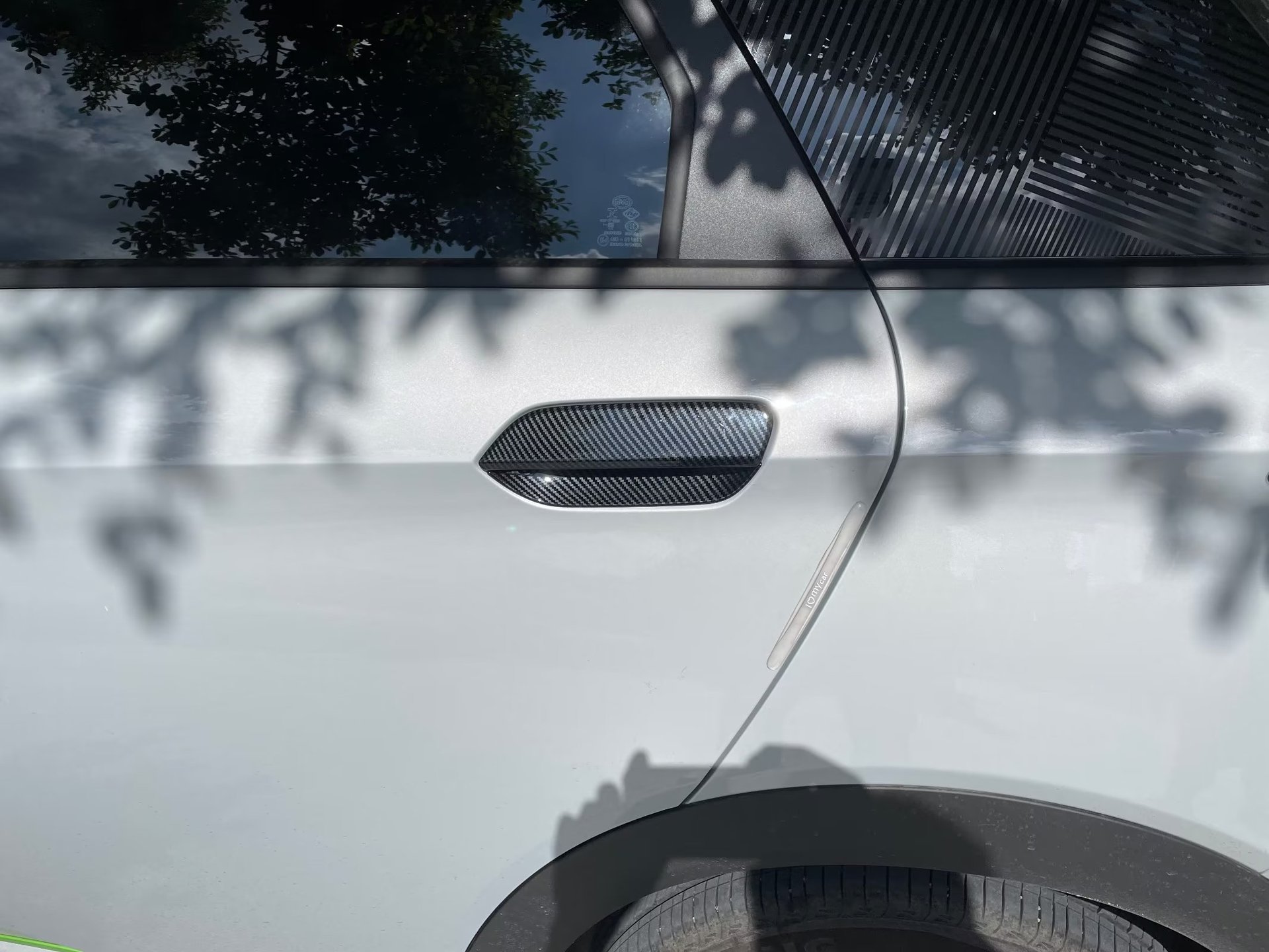 Suitable for 22 Byd Dolphin Handles, Modified Carbon Fiber Pattern Decorative Stickers, Bright Black Car Supplies