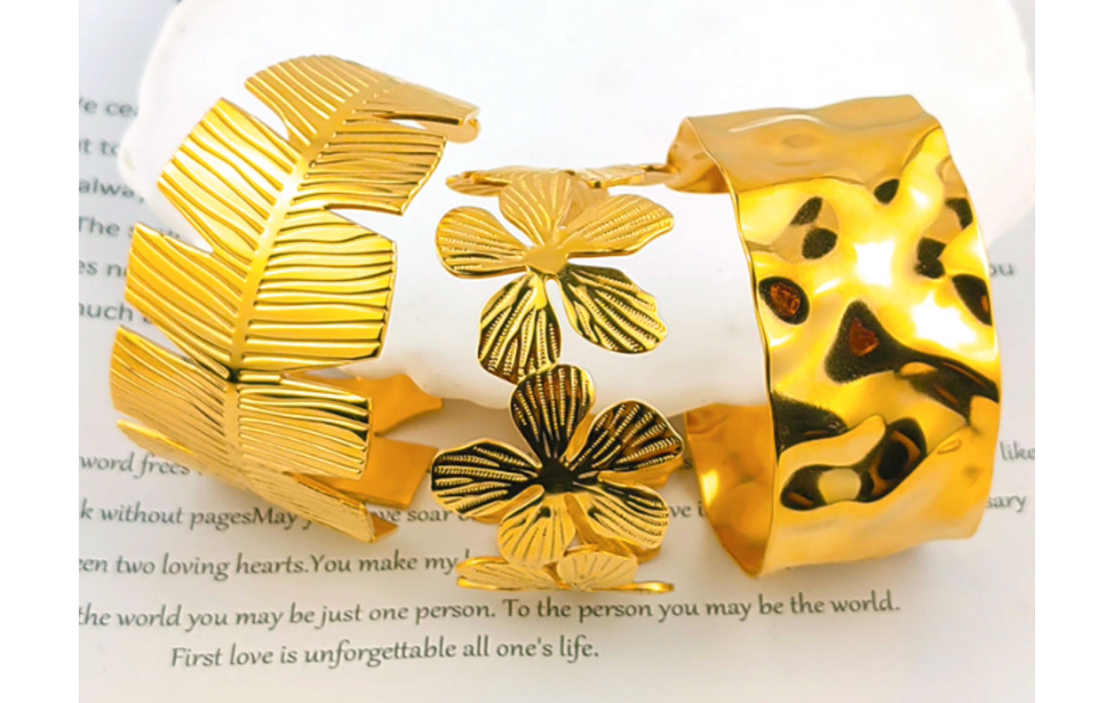 Solid Color, Flower, Butterfly Pattern Casual Simple Style Solid Color Flower Butterfly 304 Stainless Steel 18K Gold Plated Bangle In Bulk