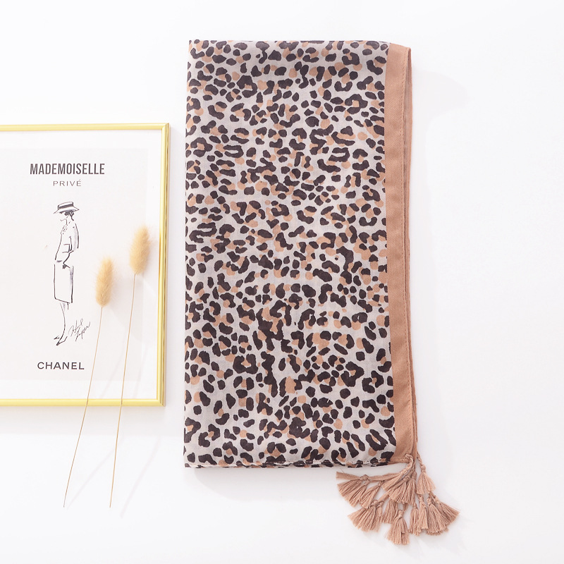 Moda europea y americana todo a juego caqui estampado de leopardo algodón y lino sensación bufanda larga borla hecha a mano de las mujeres bufanda chal
