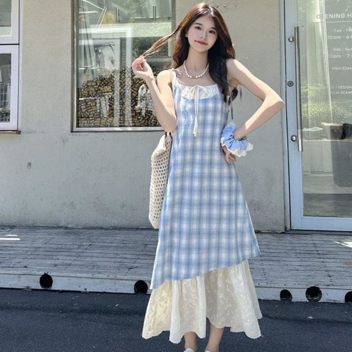 リゾートスタイルのレースアップチェック柄サスペンダードレス女性の夏の新しい偽ツーピースコントラストカラーステッチ気質ミドル丈スカート|undefined