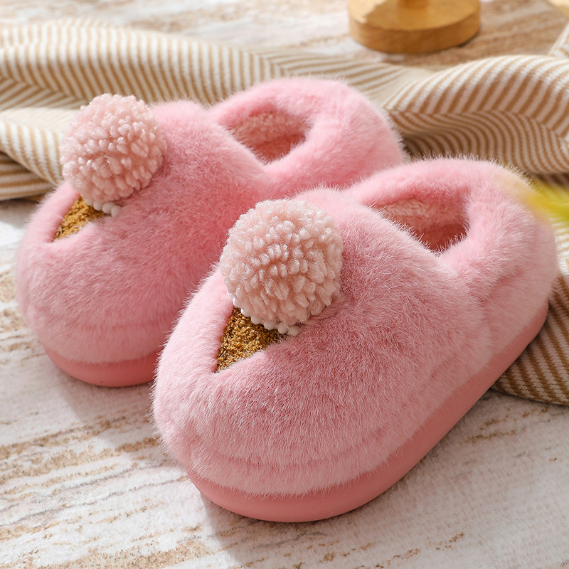 thumbnail image 1 of Nuevas zapatillas de invierno de algodón con dibujos animados para mujer, zapatos peludos de interior de suela gruesa para uso doméstico, zapatos cálidos de algodón medio antideslizantes para uso exte, 1 of 5