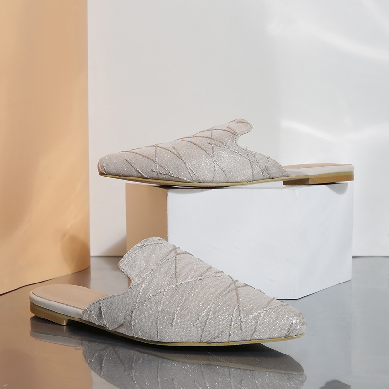 Damsandaler med bullhuvud och halvklackar bär en platt mullersko_voghion.com