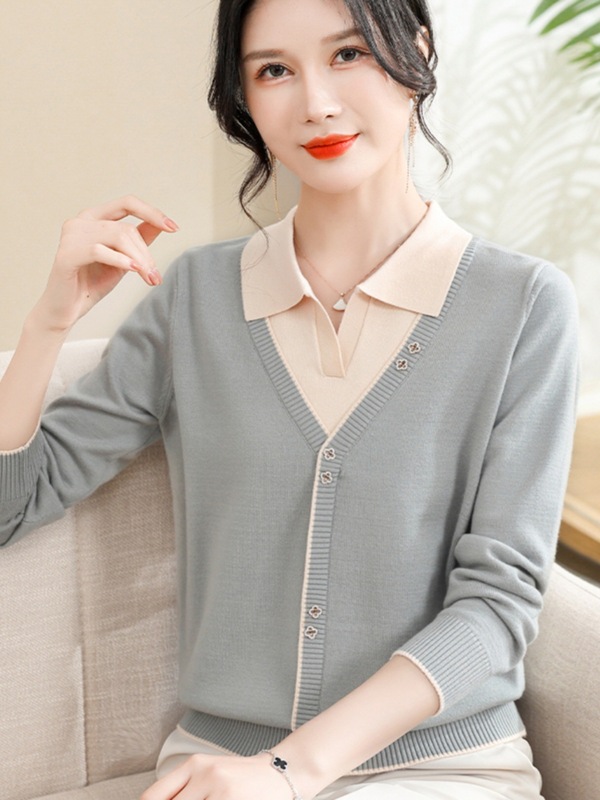 お母さんの秋の服の洋風の偽の上着のニットの底のシャツの中で年配の女性の春秋は長袖のプルオーバーのセーターをめくります。|undefined