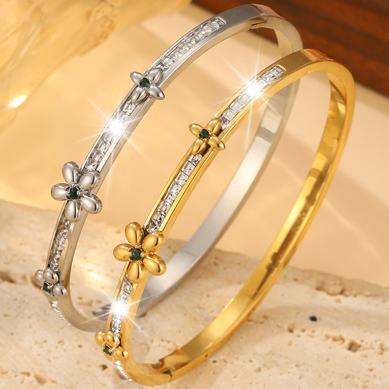 Brazalete de acero inoxidable pequeño fresco camellia con diamantes ligero de lujo diseño delicado pareja de acero de titanio no se desvanece joyas de brazalete