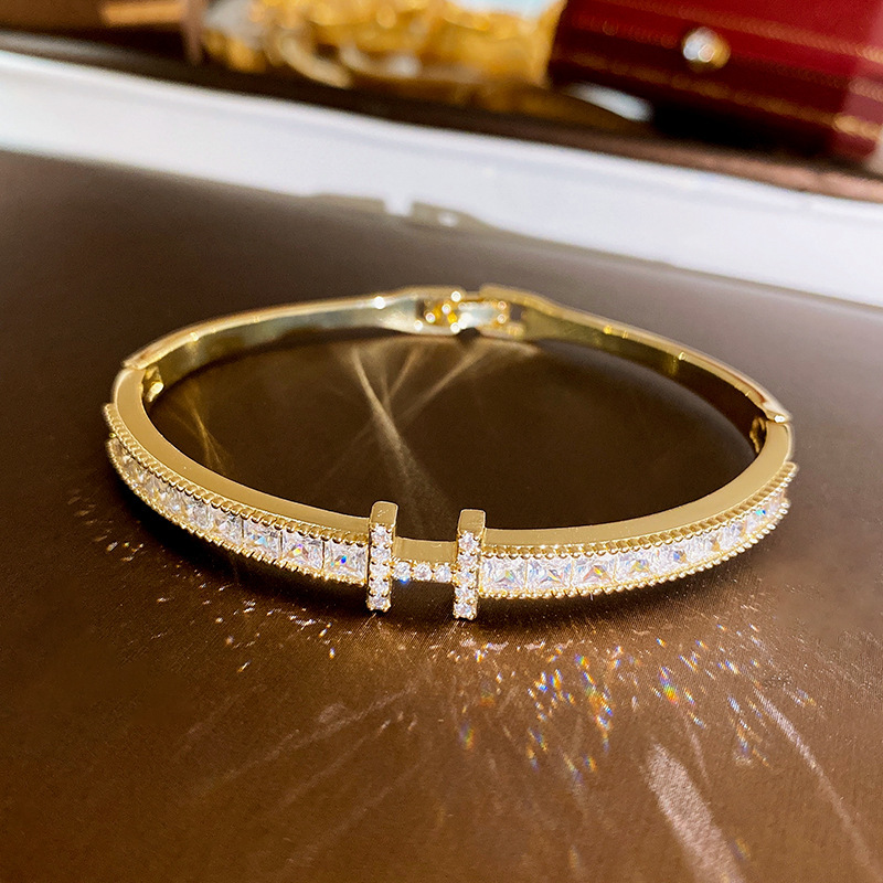 38 pulsera abrochada con la letra zircon H