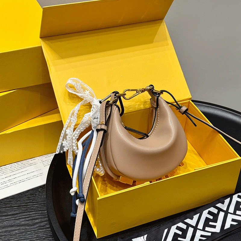 체인이 없는 카키색 가죽