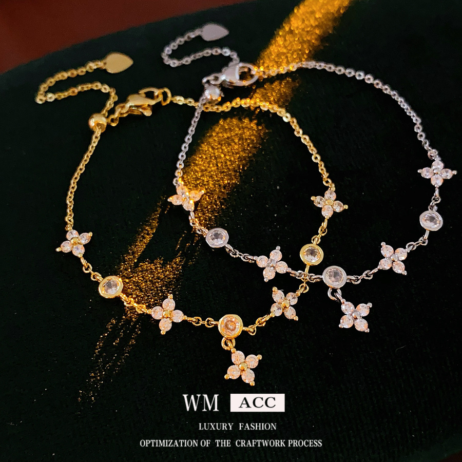 Pulsera de trébol de cuatro hojas con flores de circón súper parpadeante, lujo ligero, estilo frío, pulsera exquisita, sentido de alta gama, joyería de nicho femenina image 4