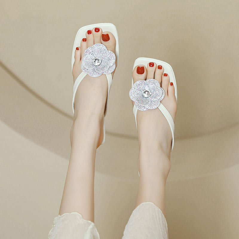 Sandali kitten heel con strass e punta quadrata da donna_voghion.com