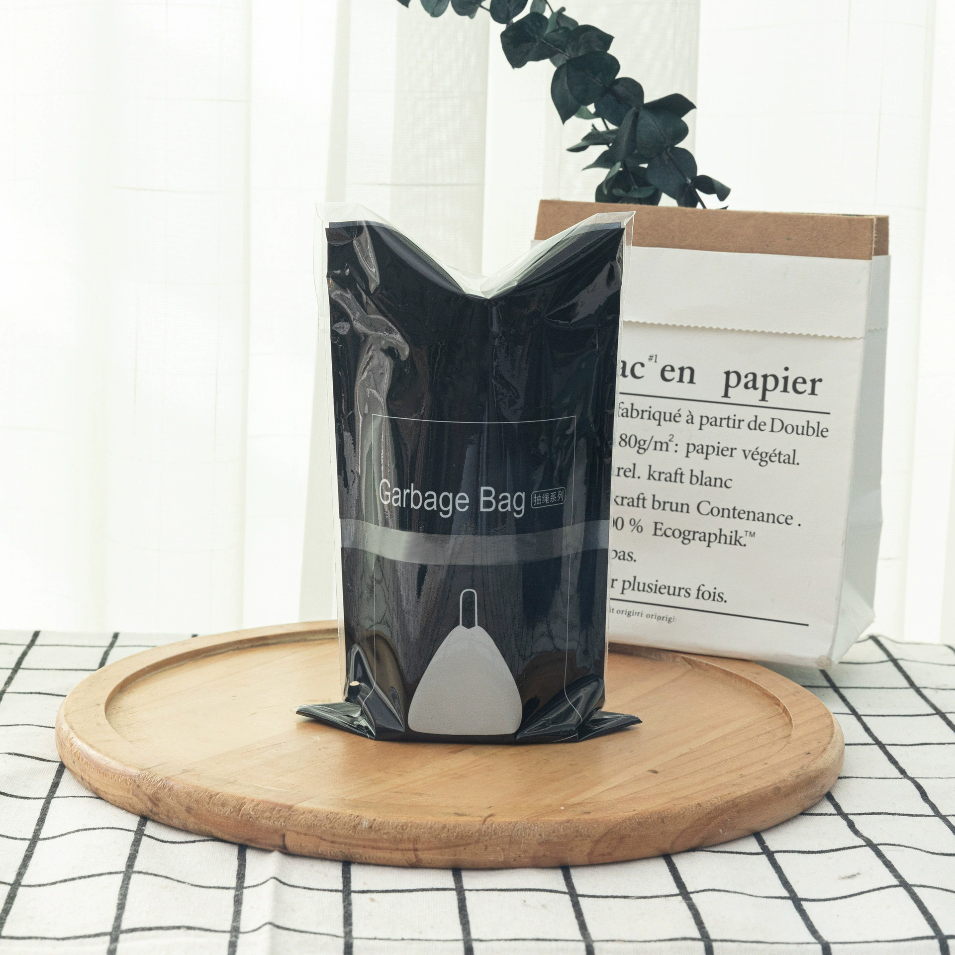 Можно носить веревку, чтобы носить мешок для мусора.