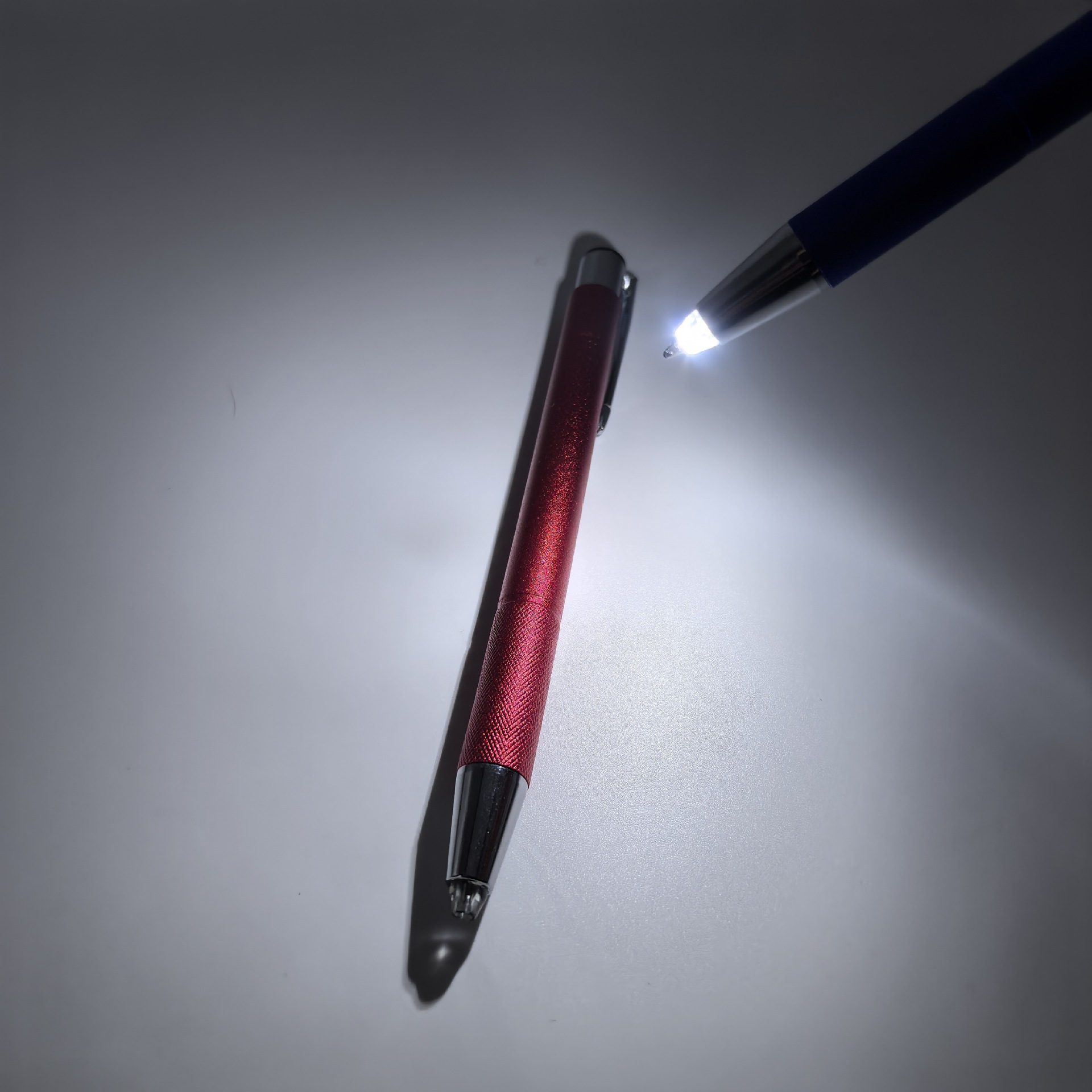 Nuevo bolígrafo de lámpara de metal esmerilado de pulsación lápiz de punta creativo LED lápiz de lámpara de punta antorcha lápiz de bola