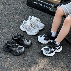 子供の運動靴2025夏の新型ネット靴の通気性ネットの女の子のお父さんの靴の中で大きい子供の柔らかい底の男の子の子供の靴