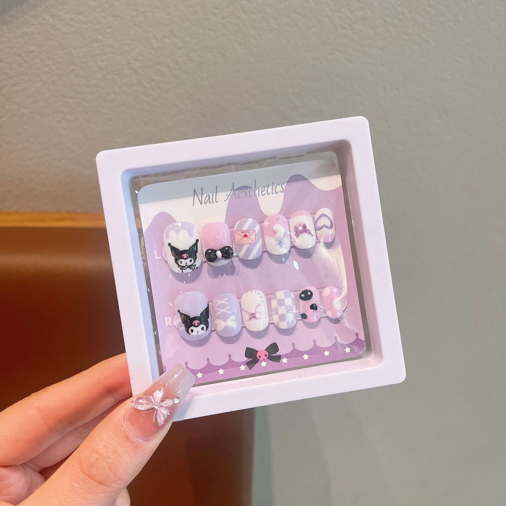 Uñas postizas Kuromi para niños en caja, lindas pegatinas de uñas removibles para niñas, pegatinas de uñas exquisitas de dibujos animados.