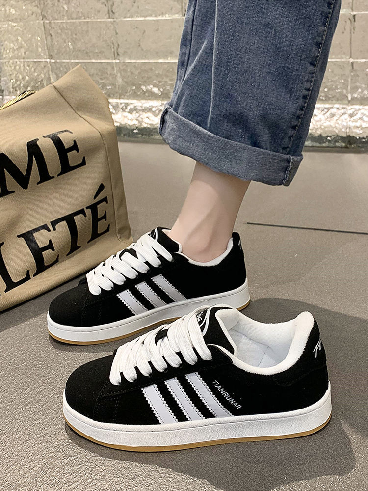 Zapatos blancos pequeños de nicho originales para mujer 2024 primavera y otoño estilo caliente plataforma ligera zapatos deportivos casuales zapatos de pan planos