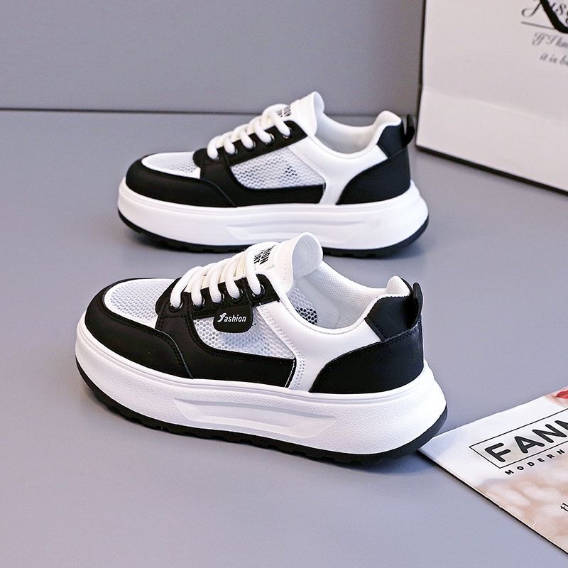 2026 nuevos zapatos de verano transpirables de malla coreana de zapatos blancos de suela gruesa zapatos de skate casuales de malla para mujeres