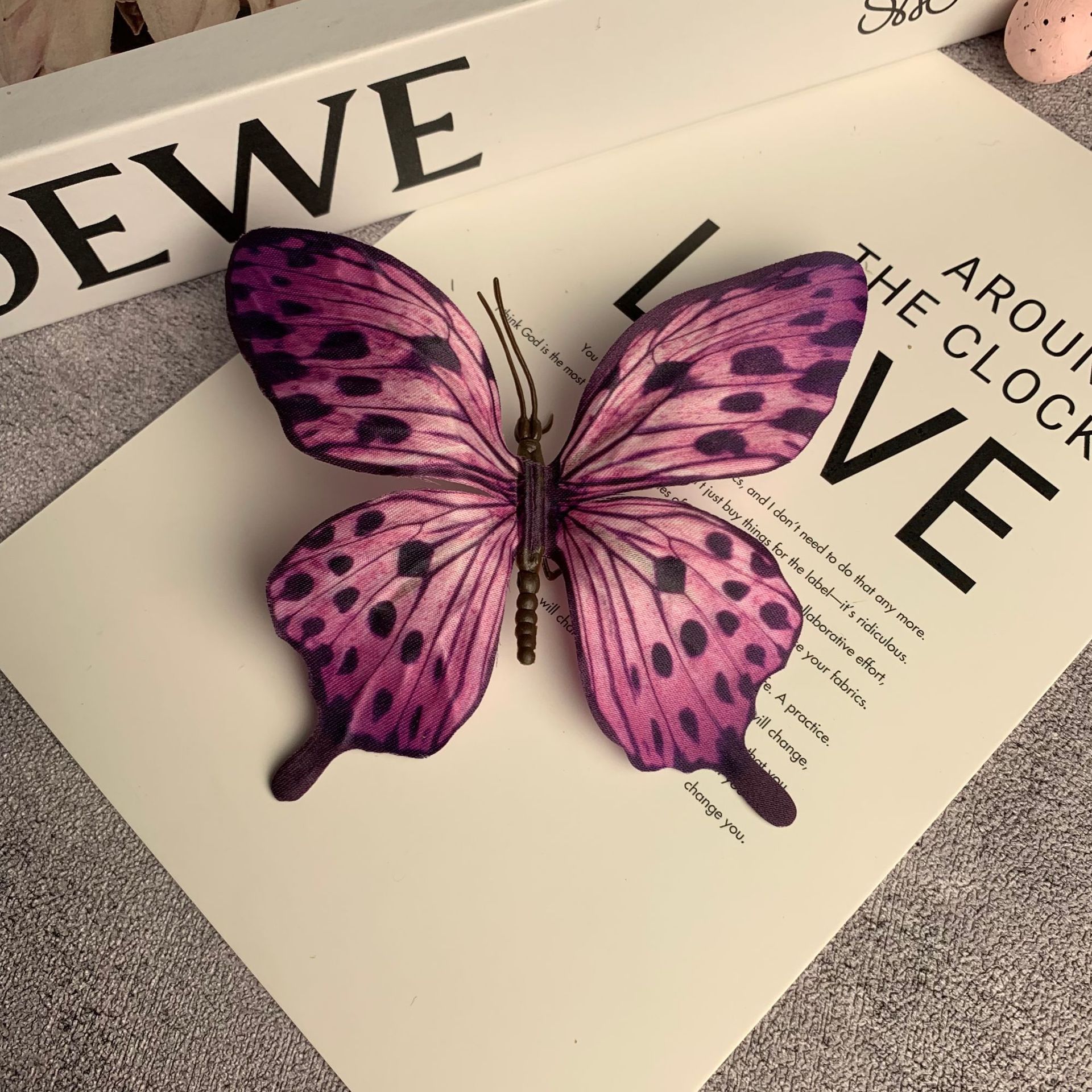 큰 나비 보라색 점