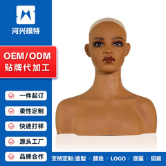 欧米の女性のかつらの頭の型のmannequin headの半身の両肩のPVCのモデルの特頭は展示の道具を撮影します。