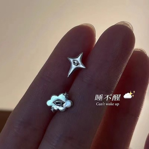 Asymmetrical clouds and stars sleepless earrings for women, unique design with a sense of elegance, cold wind style, versatile earrings