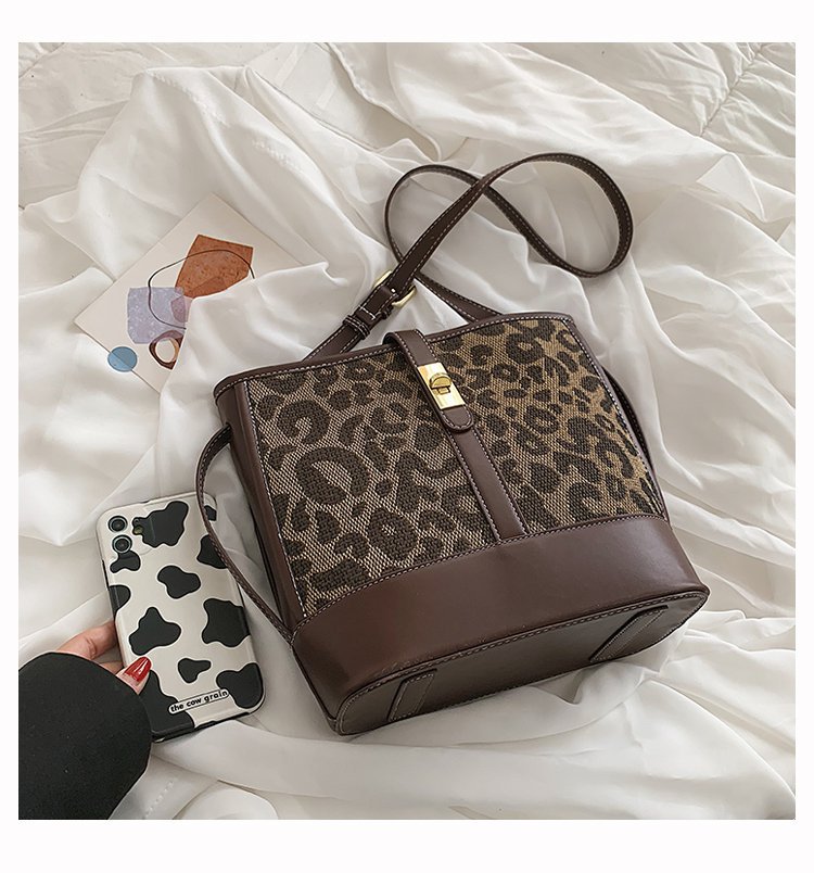 Retro New Bucket Bag Korean Fashion Hit Color Printing Leopard Print One-shoulder Messenger Bag display picture 4