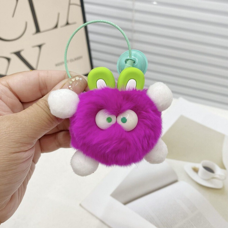 かわいい小さい石炭のボールはかばんの醜いものを包みます。|undefined