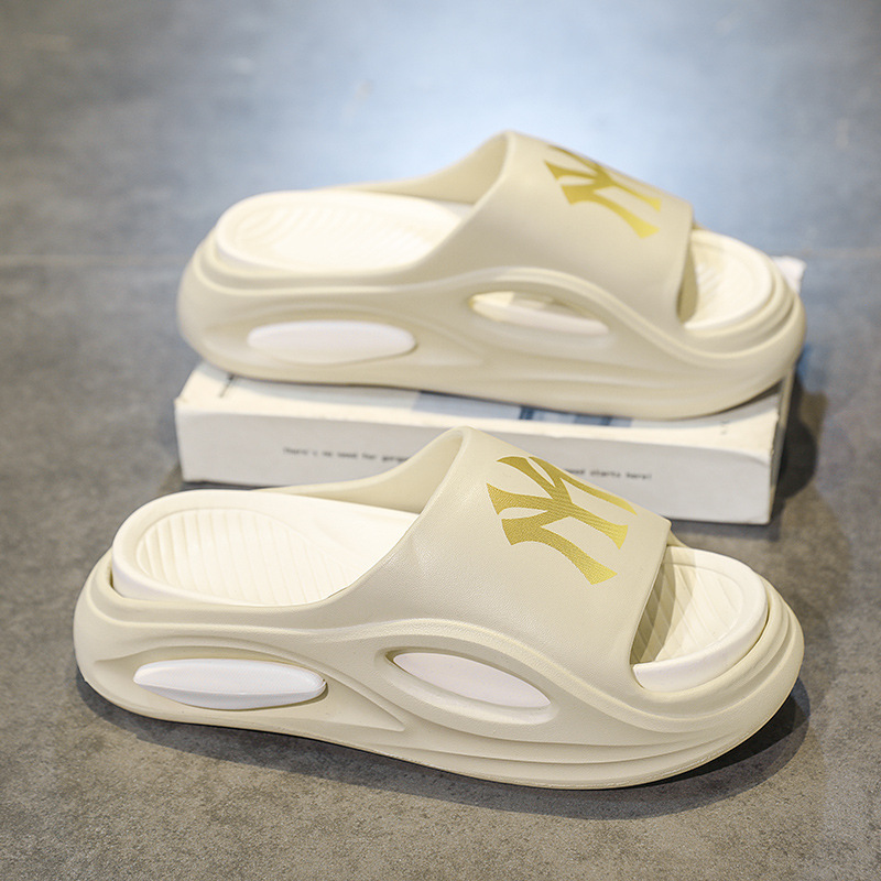 Zapatillas para hombres de verano nuevas marcas de moda para pisar la sensación deportiva de excremento de zapatos de playa para parejas caseras zapatillas frías de tamaño grande