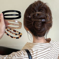 シンプルな雰囲気の楕円ヘアピンの女性の後頭部の高級感があります。