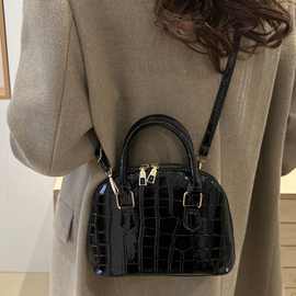 2025冬洋气潮流万人迷时尚格纹潮流贝壳包拉链时尚百搭女士单肩包