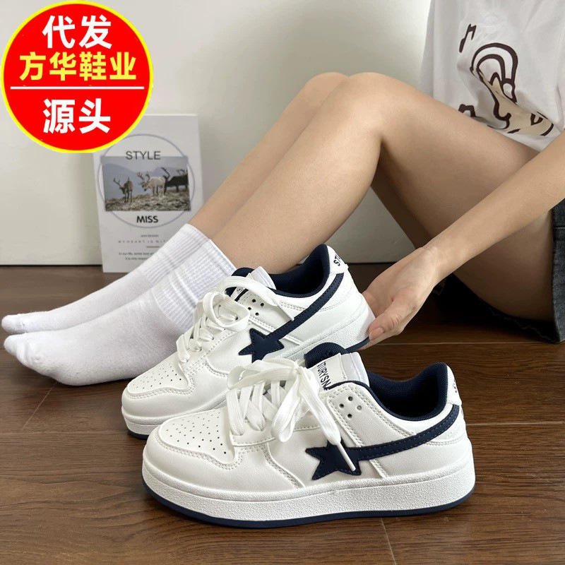 2026 primavera y otoño nuevos zapatos deportivos de estudiantes universales estilo de tendencia nacional zapatos blancos casuales estilo de puerto de suela gruesa zapatos de skate de color para mujeres